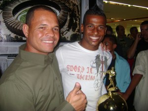 Com Léo melhor atacante do ano artilheiro da Copa integração e Campeonato mineiro 2009 então no America mineiro hoje no Atlético Paranaense