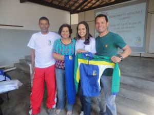 Entrega do uniforme, camisa e agasalho aos Professores da Rede Municipal de Ensino de Vespasiano-MG, Com a Secretaria de Educação Bete Viana, a Professora Ana Paula, e o Professor Anderson Teles. Maio/2014