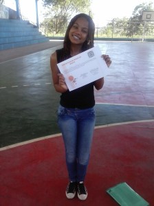 Aluna da equipe 704 Paloma recebendo um certificado de honra ao mérito pela conquista