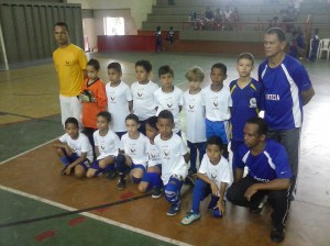 FUTCIA SUB- 07/08 - Em pé da Esq. para Dir. Nino, Davi, Lucas Gabriel, Daniel, Samuel, Rai, Elias Júnior, Victor, Sr. Célio,