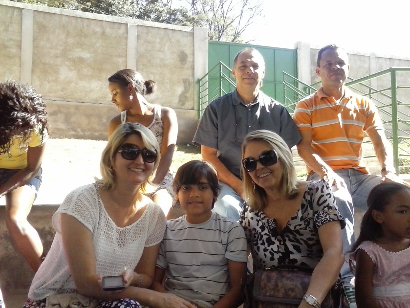 com Fausto Coordenador De Informática da SME, e as Coordenadoras Pedagógica da SME, Vânia Reis, Sara ej seu filho.